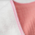 bestickte Decke – Pucktuch – Herzen rosa